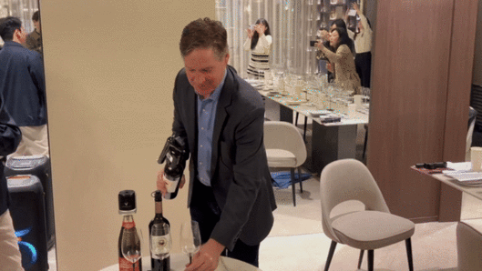 [서울=뉴시스] 김민성 기자 = 22일 오전 서울 송파구 '클럽 코라빈'에서 그레그 람브레트 코라빈 최고경영자가 제품을 시연하고 있다. 2025.04.22. kms@newsis.com *재판매 및 DB 금지