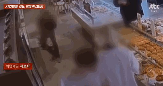 [서울=뉴시스] 29일 JTBC '사건반장'에 지난 27일 파주 프랜차이즈 제과점에서 케이크 환불을 거부당하자 케이크를 바닥에 집어던진 사연이 제보됐다. (영상=JTBC 캡쳐) 2025.04.30 *재판매 및 DB 금지