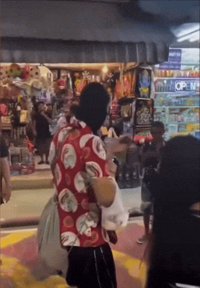 [서울=뉴시스] 태국에서 바퀴벌레를 데리고 산책하다가 지나가던 여성이 바퀴벌레를 튕겨 내자 불같이 화를 내는 남성의 모습이 포착됐다.(사진=미러 미디어) *재판매 및 DB 금지