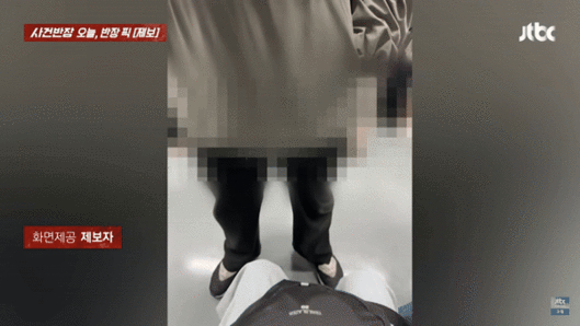 [서울=뉴시스] 지하철 5호선에서 한 남성이 자신의 중요부위를 여성에게 노출하는 일이 제보를 통해 알려졌다. (사진= 'JTBC News' 유튜브 갈무리) 2025.04.30. *재판매 및 DB 금지