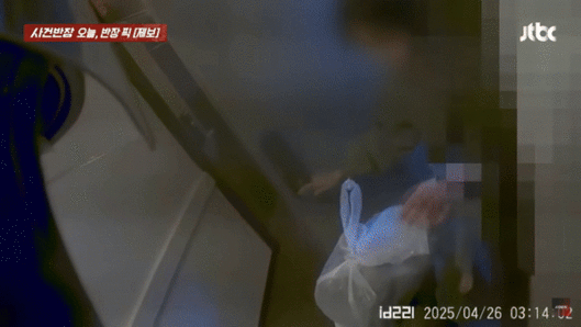 [서울=뉴시스] 지난 30일 청주의 한 호텔서 배달이 늦는다며 배달 기사에게 알몸으로 난동을 부린 사건이 벌어졌다. 보디캠에 포착된 당시 상황. (사진='사건반장' 유튜브 갈무리) 2025.05.02. *재판매 및 DB 금지