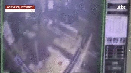 [서울=뉴시스] 전남 나주의 한 아파트 엘리베이터 안에서 20대 여성이 10살 초등학생 여자 아이를 폭행하는 CCTV 장면.(영상=JTBC 사건반장 갈무리) *재판매 및 DB 금지