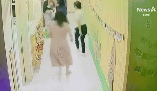[서울=뉴시스] 대구의 한 어린이집 원장이 기도가 막힌 생후 8개월 아기를 응급처치로 구했다. 당시 상황이 담긴 원 복도의 CCTV 영상. (사진 = '채널A News' 유튜브 갈무리) 2025.05.16. *재판매 및 DB 금지