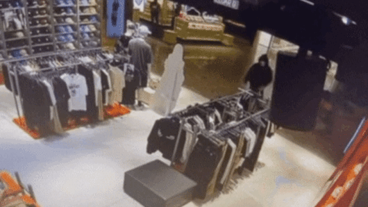 [뉴시스] 말레이시아의 한 의류 매장에서 모델인 그룹 에스파 멤버 카리나의 등신대를 훔쳐 달아나는 도둑의 영상이 화제다. (영상=X) *재판매 및 DB 금지