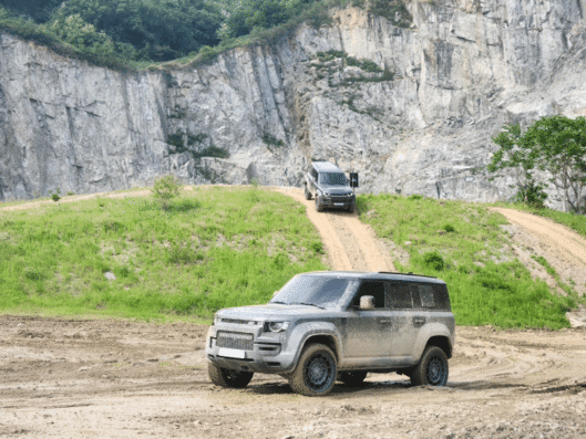 [안성=뉴시스] 유희석 기자 = 지난 21일 JLR 코리아가 경기 안성의 한 채석장 부지에 마련한 오프로드 체험장에서 디펜더 모델들이 언덕과 진흙구간을 지나가고 있다. 2025.05.27 photo@newsis.com