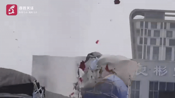 [뉴시스] 27일(현지 시각) 중국 산둥성 농산물 시장의 노점이 갑작스러운 토네이도로 인해 날아가고 있다. (사진=백성관주(百姓?注)) 2025.05.28. *재판매 및 DB 금지