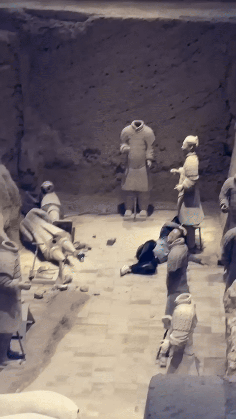 [뉴시스]중국 유네스코 세계문화유산 진시황릉 병마용이 한 남성에 의해 훼손됐다.  (사진=웨이보)  *재판매 및 DB 금지