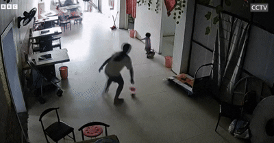 [뉴시스] 전동 스쿠터가 아이를 칠 뻔한 위기의 순간 11살 소녀는 재빠르게 달려가 동생을 구해냈다. (사진=BBC) 2025.6.5 *재판매 및 DB 금지