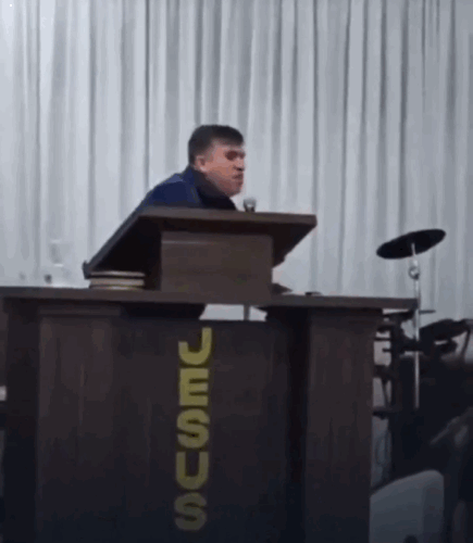 [뉴시스]브라질의 한 교회에서 무릎을 꿇고 설교하던 목사가 그 자리에서 쓰러져 숨지는 충격적인 일이 벌어졌다. (사진=NTK)   *재판매 및 DB 금지