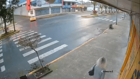 [뉴시스]도미니카공화국 한 길거리에서 날강도와 맞서 싸우는 여성의 모습이 포착됐다.(사진=X) *재판매 및 DB 금지