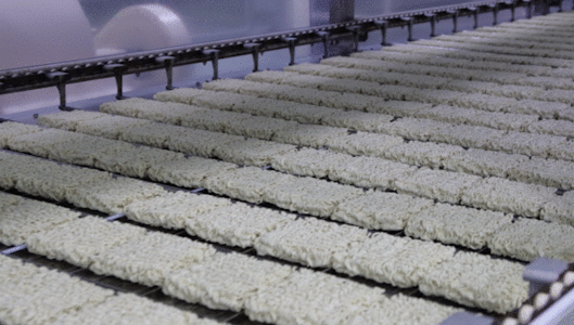 [밀양=뉴시스] 삼양식품 밀양2공장에서 불닭볶음면을 생산하는 모습. 얇은 면을 스팀 증기를 이용해 익혀주는 '증숙' 공정이 이뤄지고 있다. 16m의 긴 스팀 터널을 이용해 100도의 증기로 약 3분30초 동안 익혀주면 밀가루 반죽의 전분을 호화시켜 쫄깃하면서 부드러운 식감을 만들어준다. (사진= 삼양식품 제공) photo@newsis.com