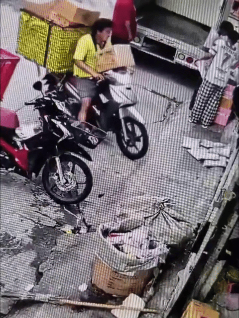 [뉴시스] 태국 방콕의 한 창고 앞에서 무리하게 짐을 실은 운전자가 넘어지는 장면이 포착됐다.(사진=docnhanh) *재판매 및 DB 금지