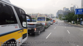 [뉴시스]도로 한복판에서 음료와 얼음이 담긴 플라스틱 컵을 투척한 차량 운전자의 모습이 온라인 커뮤니티에 공유되면서 비난이 쏟아지고 있다. (영상=보배드림) 2025.6.11 *재판매 및 DB 금지