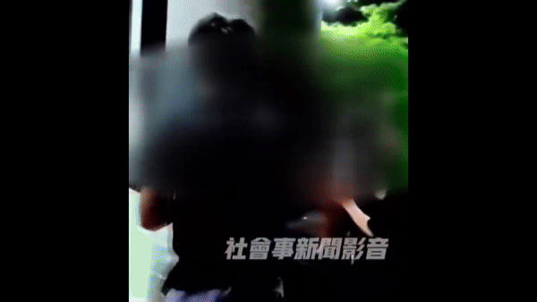 [서울=뉴시스] 생일을 맞은 친구를 기둥에 묶고 폭죽을 던지며 장난이라고 해명한 대만 10대들.(영상=스레드 갈무리) *재판매 및 DB 금지