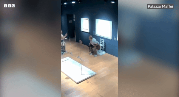 [뉴시스]이탈리아의 한 박물관에서 수백 개의 크리스털로 덮인 전시 의자를 파손한 커플의 영상이 공개됐다. (사진=BBC) 2025.6.15 *재판매 및 DB 금지