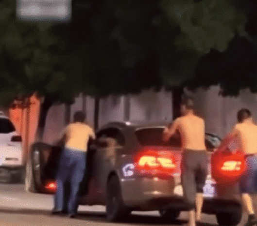 [서울=뉴시스] 중국 후베이성에서 술에 취한 남성 세 명이 차량을 직접 밀며 귀가하는 장면이 포착돼 화제다.(사진=다샹신문) *재판매 및 DB 금지