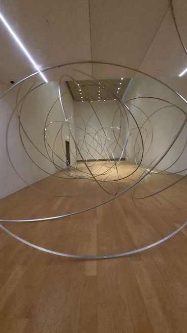 [사진=박현주 미술전문기자] 3관에 선보인 우주의 궤도를 형상화한 대형 설치작업 'Orbit Field II'. 2020년 방탄소년단(BTS)의 철학과 메시지를 공유하는 현대미술 프로젝트 '커넥트' 일환으로 미국 뉴욕에서 공개됐던 작품이다. *재판매 및 DB 금지