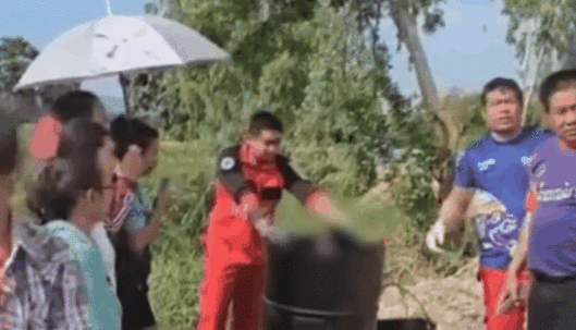 [서울=뉴시스]태국에서 47세 여성이 아스팔트 통에 전신이 갇힌 채 발견되는 사건이 발생해 충격을 주고 있다.(사진=왕이) *재판매 및 DB 금지