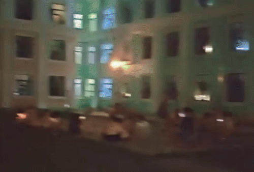 [서울=뉴시스]중국 헤이룽장성 하얼빈의 한 대학교에서 극심한 폭염으로 인해 학생들이 기숙사 복도, 옥상, 운동장 등 야외에 이불과 돗자리를 펴고 잠을 자는 모습이 포착돼 논란이 되고 있다.(사진=광명왕) *재판매 및 DB 금지