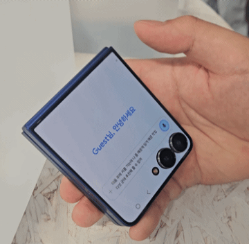 [뉴욕=뉴시스] 박은비 기자 갤럭시 Z 플립7 플렉스윈도에서 음성으로 서울 매운 맛집을 요청하자 추천 정보를 검색하고 일정 캘린더 저장, 리마인드까지 처리해주는 모습. 2025.07.09. silverline@newsis.com