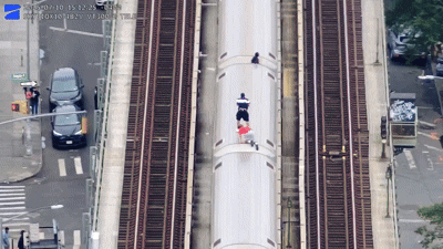 [뉴시스] 15일(현지 시간) 미 뉴욕포스트에 따르면 뉴욕 경찰(NYPD)은 달리는 열차 위에 올라서 공공안전을 해친 혐의를 받는 12~16세 네 명을 체포했다. (사진=NYPD) 2025.7.17 *재판매 및 DB 금지