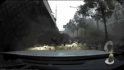 [서울=뉴시스] 오산 옹벽 붕괴 사고 현장이 담긴 차량 블랙박스 영상이 한 온라인 커뮤니티에 올라왔다.  (사진=온라인 커뮤니티 갈무리) 2025.07.17 *재판매 및 DB 금지