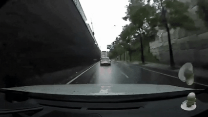 [서울=뉴시스] 오산 옹벽 붕괴 사고 현장이 담긴 차량 블랙박스 영상이 한 온라인 커뮤니티에 올라왔다.  (사진=온라인 커뮤니티 갈무리) 2025.07.17 *재판매 및 DB 금지