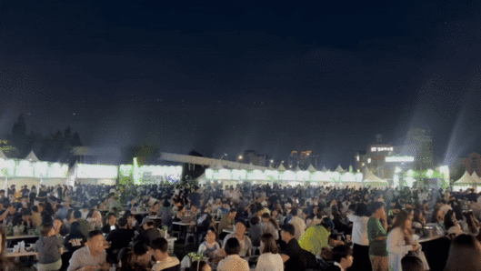 [전주=뉴시스] 김민성 기자 = 8일 오후 9시 30분께 전주가맥축제 현장 모습. 6000석 좌석이 꽉 차 있다. 2025.08.08. kms@newsis.com. *재판매 및 DB 금지