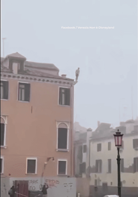 [뉴시스]한 관광객이 3층 높이에서 베네치아 운하로 뛰어드는 모습. (사진=데일리메일) 2025.8.19 *재판매 및 DB 금지