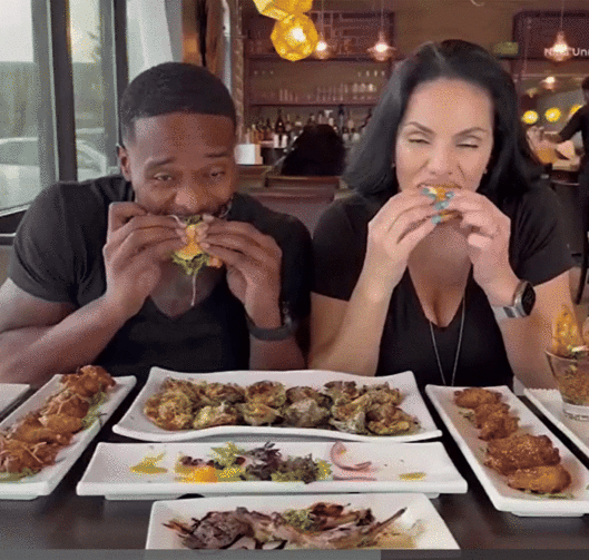 [뉴시스]커플이 식사를 시작하려는 순간 SUV 차량이 창문을 부수고 들어오는 장면이 담겼다. (사진=데일리메일) 2025.8.19  *재판매 및 DB 금지