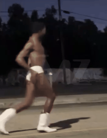 [뉴시스] 릴 나스 엑스가 흰색 속옷과 카우보이 부츠만 착용한 채 LA 거리를 돌아다니고 있다.(영상=TMZ) 2025.08.21 *재판매 및 DB 금지