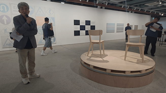 [사진=박현주 미술전문기자] 안규철 작가가 두 개의 의자' 설치 작품을 설명하고 있다. *재판매 및 DB 금지