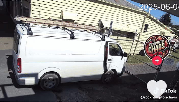 [뉴시스] 브루스 커는 자신의 사업장 진입로에 불법 주차하는 차량이 물세례를 받는 장면을 찍어 틱톡에 공개했다.(영상=뉴욕포스트) 2025.08.24. *재판매 및 DB 금지