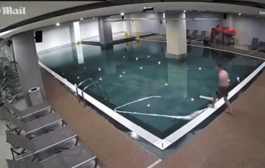 [뉴시스] 아버지와 아들이 워터파크에서 수영을 하는 모습이 보안 카메라에 포착됐다. (사진=데일리메일) 2025.09.02. *재판매 및 DB 금지