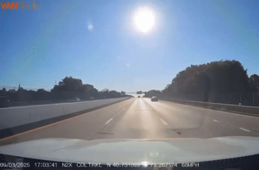 [뉴시스] 자동차가 고속도로에서 연기를 뿜으며 날아가는 모습이 한 운전자의 블랙박스 영상에 담겼다. (사진=뉴욕포스트) 2025.09.04. *재판매 및 DB 금지