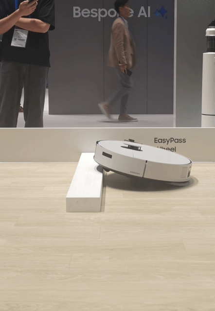 [베를린=뉴시스]삼성전자가 올해 IFA 2025에서 공개한 2025년형 로봇청소기는 최대 6㎝ 수준의 문턱을 넘을 수 있다. 삼성전자에 따르면 아직 계단을 오를 수 있는 수준은 아니지만, 아이를 키우는 가정에서 주로 설치하는 가정용 매트(높이 4㎝ 수준)를 쉽게 오르내릴 수 있도록 설계됐다. photo@newsis.com *재판매 및 DB 금지