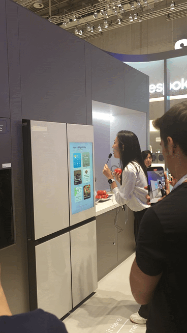 [베를린=뉴시스]삼성전자가 유럽 최대 가전 박람회 'IFA 2025'에 선보인 비스포크 AI 냉장고는 음성 명령을 인식한다. "냉장고 문 열어줘"라고 말하면, 손을 대지 않고도 문을 열 수 있다. photo@newsis.com *재판매 및 DB 금지