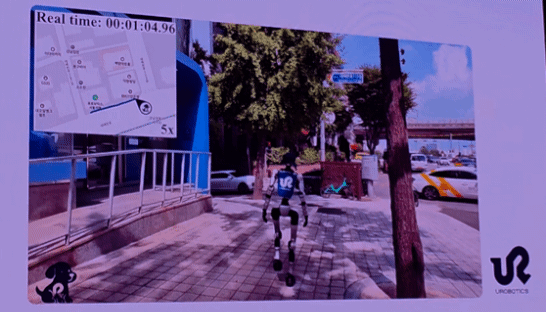 명현 카이스트 교수가 9월30일 LG CNS가 서울 여의도에서 개최한 기업 고객 행사 'AX 페어 2025'를 통해 공개한 휴머노이드 로봇 시연 장면.  *재판매 및 DB 금지