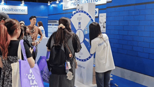 [도쿄=뉴시스] 이현주 기자= 일본 오픈마켓 큐텐재팬을 운영하는 이베이재팬(eBay Japan)이 지난 4일부터 이틀간 일본 도쿄 아리아케 체조경기장에서 대규모 오프라인 뷰티 페스티벌 메가 코스메 랜드 2025를 진행했다. 한 일본인이 현장에서 룰렛 돌리기를 참여하고 화장품을 받아가고 있다. 2025.10.04. juicy@newsis.com *재판매 및 DB 금지