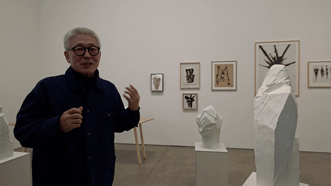 [사진=박현주 미술전문기자] 정현 작가가 작품을 설명하고 있다.  *재판매 및 DB 금지