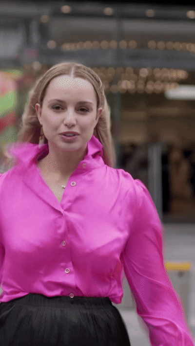 [뉴시스] 뉴질랜드 오클랜드 중심업무지구에서 시사 프로그램 방송 촬영를 하던 마오리TV 소속 여기자 제시카 타이슨이 얼굴로 날아든 갈매기와 부딪히는 모습. (영상=제시카 타이슨 인스타그램) 2025.12.3 *재판매 및 DB 금지