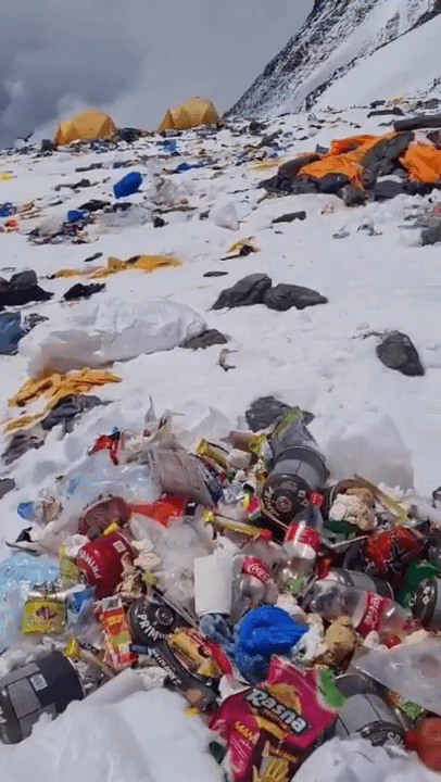 [서울=뉴시스] 히말라야 소식을 전하는 플랫폼 ‘에베레스트 투데이’가 지난 20일 소셜네트워크 X를 통해 쓰레기로 뒤덮인 에베레스트 고산 캠프의 모습을 공개했다.(영상출처: 에베레스트투데이 X 계정 @EverestToday)2025.12.22 *재판매 및 DB 금지