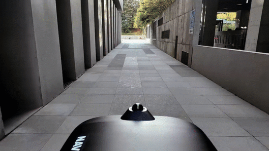 [서울=뉴시스] 네이버는 지난해 12월 실외자율주행로봇 '룽고'의 운행안전인증을 획득했다. 룽고는 네이버 본사인 1784 인근에서 신호등을 인식하고 건너는 등 시범 테스트를 거치고 있다. (영상=네이버랩스) *재판매 및 DB 금지