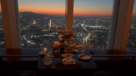 [서울=뉴시스] 김민성 기자 = '바81'의 대표 메뉴 '어썸타워(Awesome Tower)' 뒤로 서울의 야경이 보이고 있다. 2026.01.05. kms@newsis.com. *재판매 및 DB 금지