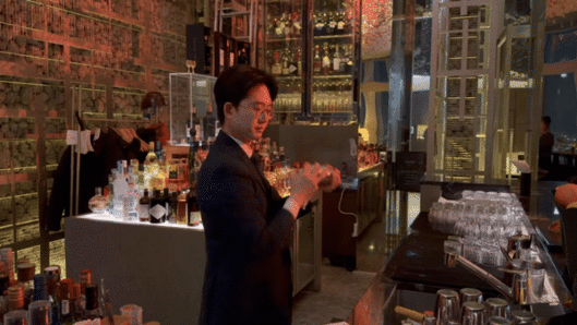 [서울=뉴시스] 김민성 기자 = 국내 최연소 믹솔로지스트 김지유 바텐더가 바81의 시그니처 칵테일을 제조하고 있다. 2026.01.05.kms@newsis.com. *재판매 및 DB 금지