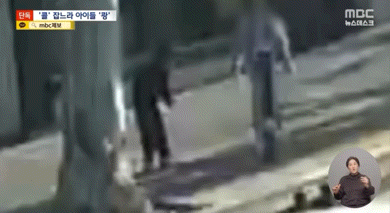 [뉴시스] 파란불에 횡단보도를 건너던 어린이들이 신호를 위반한 배달 오토바이에 치여 중상을 입는 사고가 발생했다. (사진='MBC' 뉴스) *재판매 및 DB금지 *재판매 및 DB 금지