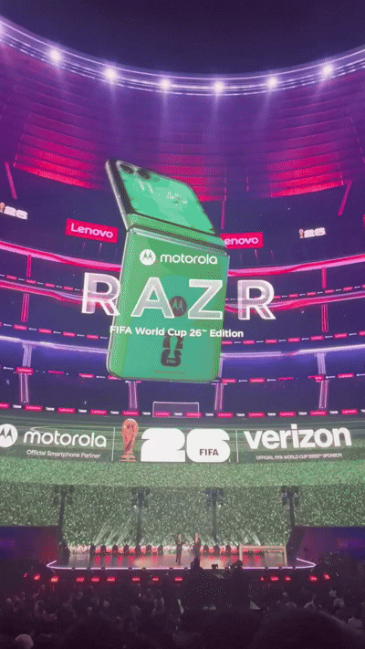 [라스베이거스=뉴시스]이현주 기자 = 레노버가 6일(현지시간) 미국 라스베이거스 스피어에서 폴더블폰 '모토로라 레이저 월드컵 에디션'을 지아니 인판티노 피파(FIFA) 회장에게 선물했다. lovelypsyche@newsis.com