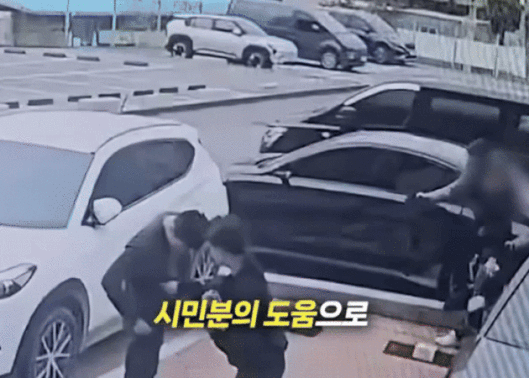 [뉴시스] 경찰의 도주 차량 추격 과정에서 검거를 도운 시민이 '현직 군인'인 것으로 알려져 누리꾼들에게 훈훈함을 안겨줬다. (사진=대한민국 경찰청 유튜브 갈무리) *재판매 및 DB 금지