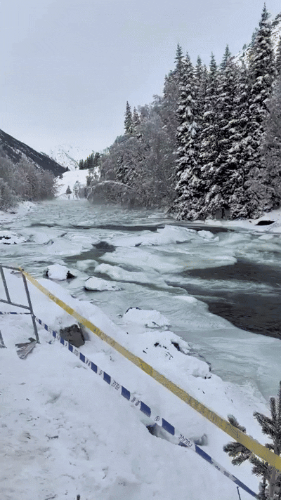 [뉴시스] 지난 5일 오후 중국 신장 웨이우얼 자치구 소재 관광 명소 카나쓰강의 한 구간에 많은 양의 얼음덩어리들이 물과 함께 쏟아져 내려오는 모습. (사진=@yangyubin1998 엑스) 2026.1.14 *재판매 및 DB 금지