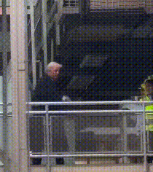 [뉴시스]포드 공장 단지를 찾은 도널드 트럼프 미국 대통령이 자신에게 쏟아진 야유에 손가락 욕설로 응수했다. (영상 = @thejtlewis X 갈무리) *재판매 및 DB 금지